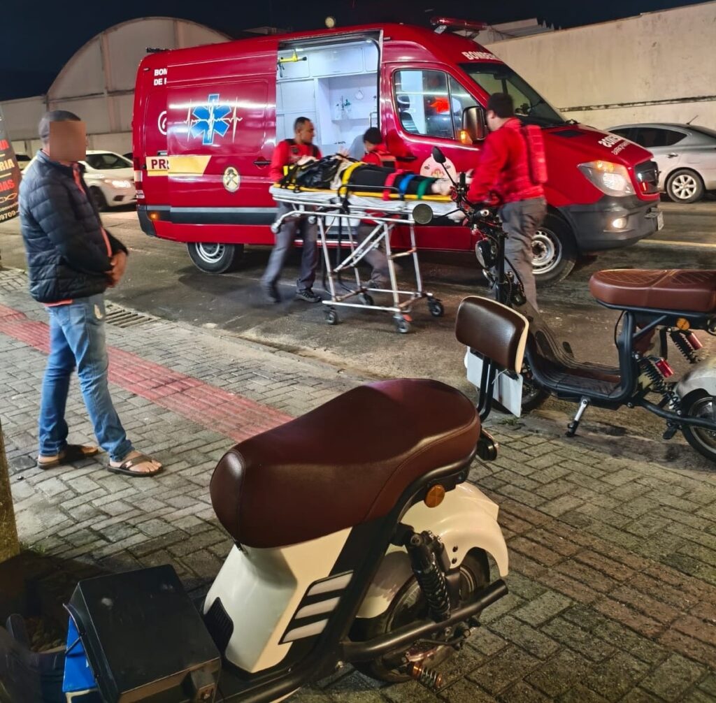 Colisão entre duas motos elétricas deixa dois feridos em Penha. - Foto: Divulgação