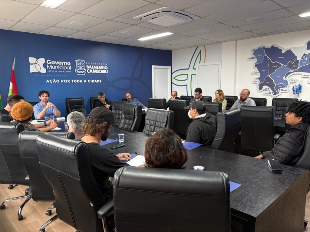Motoentregadores se reúnem com vice-prefeito e pedem base de apoio e mais segurança em Balneário Camboriú. - Foto: Divulgação/PMBC