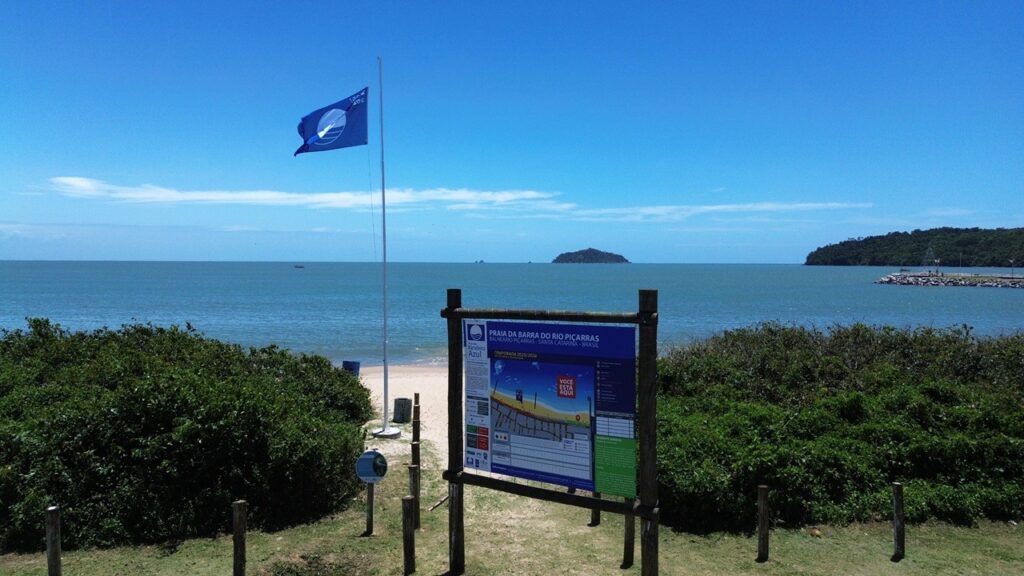 Balneário Piçarras é a única cidade do Brasil com 100% das praias premiadas com Bandeira Azul pelo segundo ano consecutivo. - Foto: Divulgação/PMBP