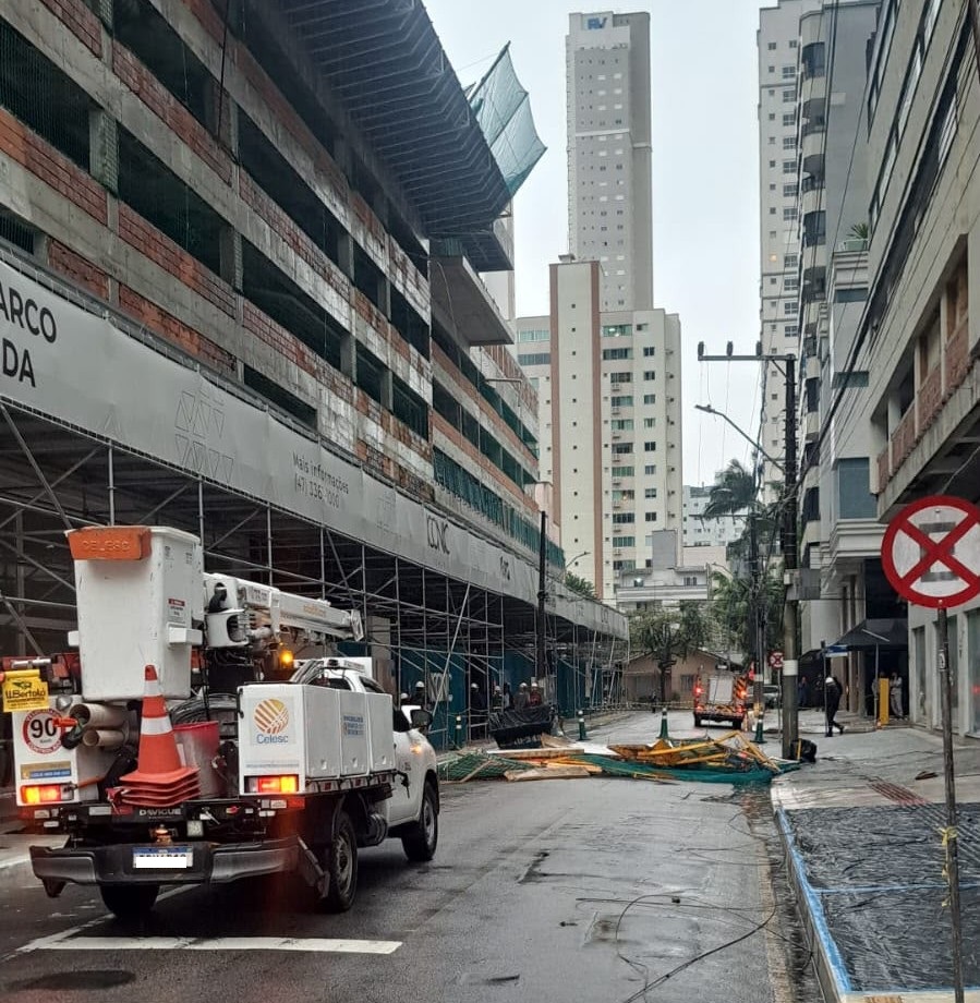 Trabalhador morre após queda de estrutura do 49º andar de prédio em obra em Balneário Camboriú. - Foto: Divulgação/SPBC
