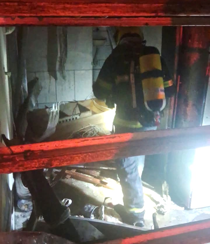 Homem é resgatado durante incêndio em quitinete em São José. - Foto: Divulgação/CBMSC