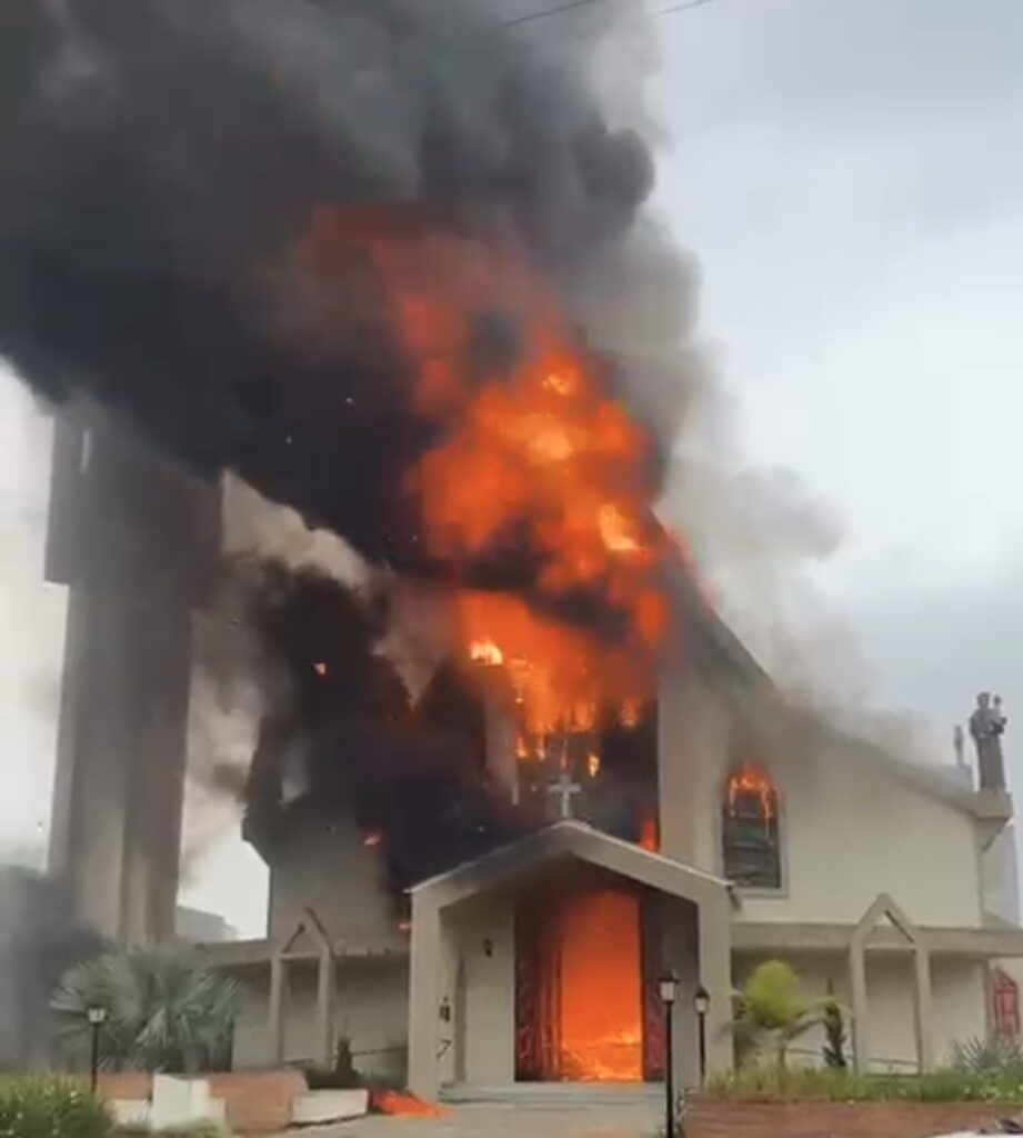 Igreja Matriz de Treze de Maio é atingida por incêndio neste domingo. - Foto: Divulgação