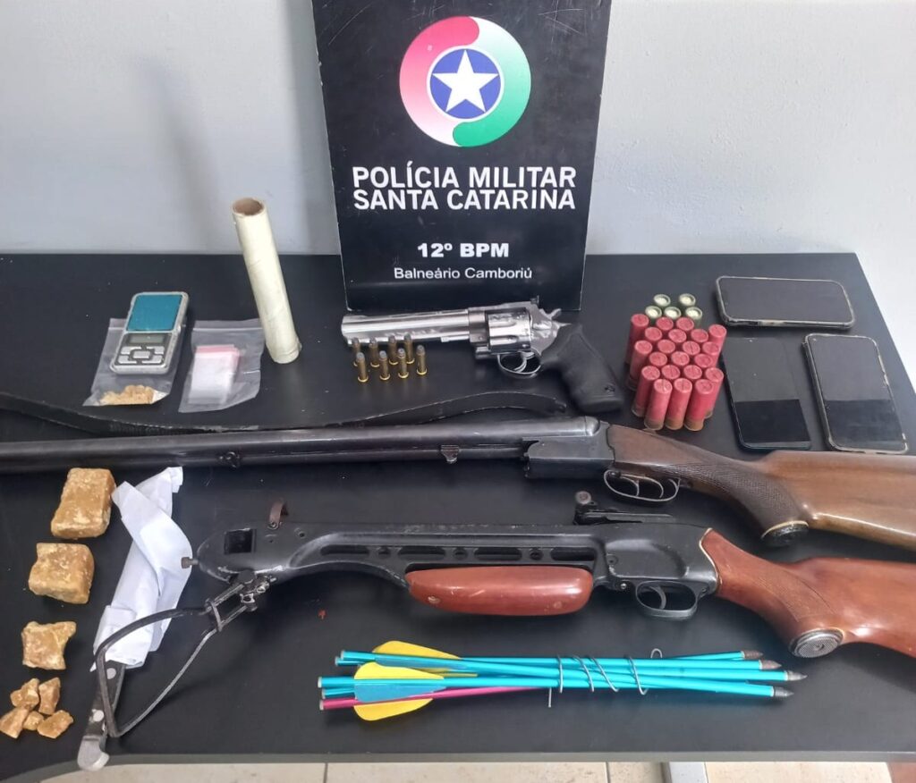 Homem é preso por tráfico de drogas e com armas de fogo irregulares em Balneário Camboriú. - Foto: Divulgação/PMSC