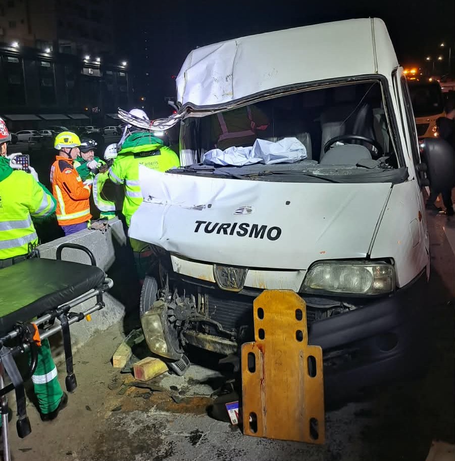 Van com passageiros vindos da Oktoberfest se envolve em acidente de trânsito com caminhão na BR-101 em Itapema. - Foto: Divulgação/CBMSC