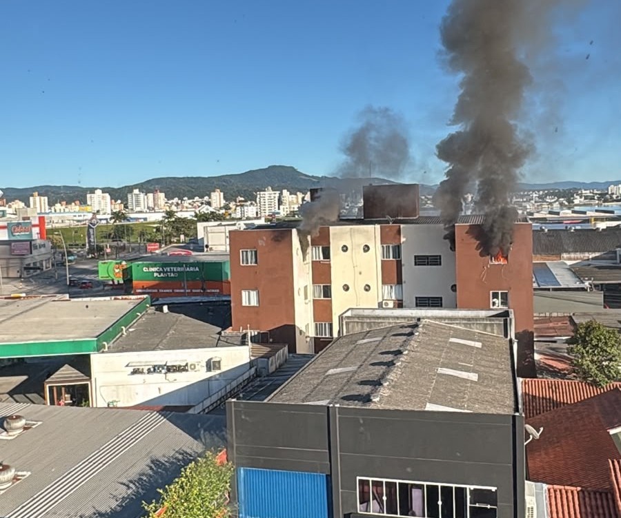 Incêndio em apartamento deixa morador com queimaduras na Grande Florianópolis. - Foto: Divulgação/CBMSC