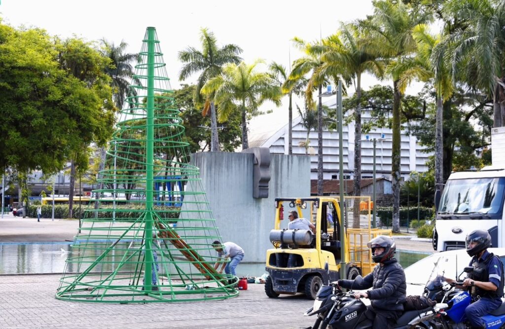 Praças de Joinville começam a ganhar decoração natalina. - Foto: Divulgação/PMJ