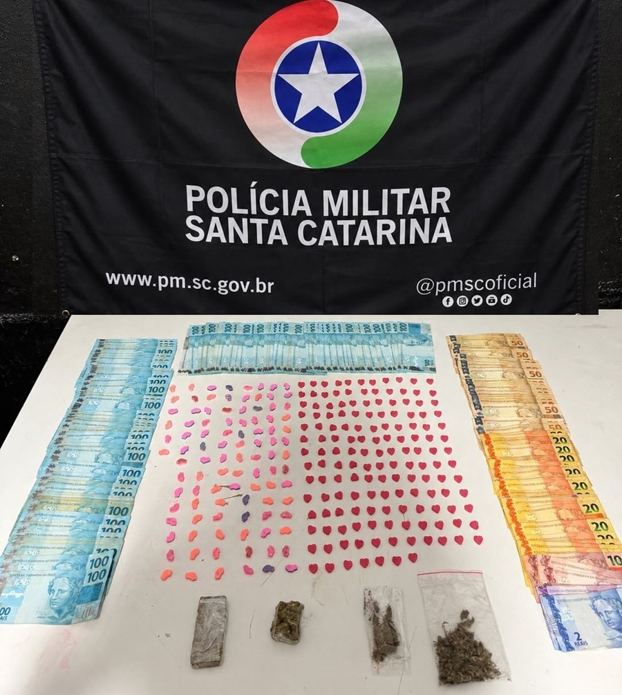 Suspeito por envolvimento com tráfico de drogas é preso com R$ 11 mil em Itajaí. - Foto: Divulgação/PMSC