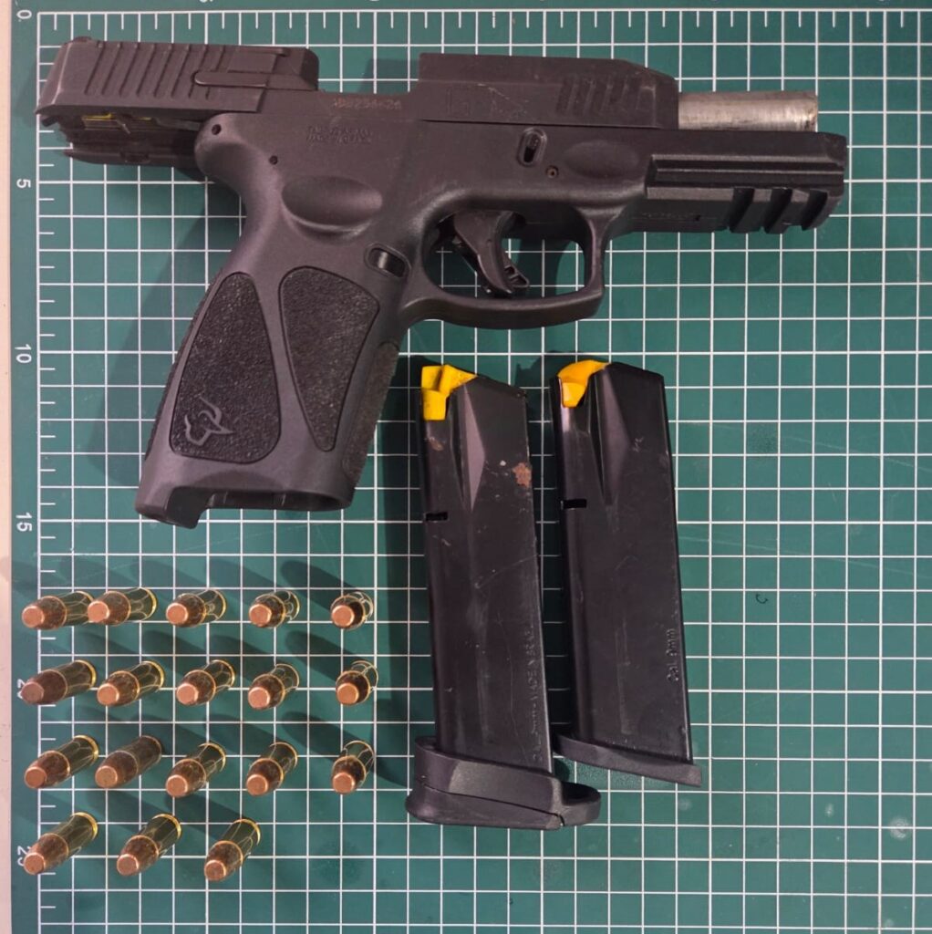 Pistola usada em disparos dentro de conveniência em Navegantes é apreendida. - Foto: Divulgação/PCSC