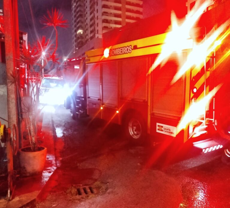 Morador é encontrado carbonizado dentro de quitinete destruída por incêndio em Itajaí