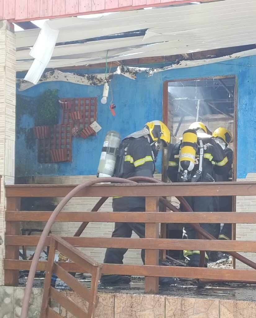 Incêndio provoca estragos em residência na Grande Florianópolis. - Foto: Divulgação/CBMSC