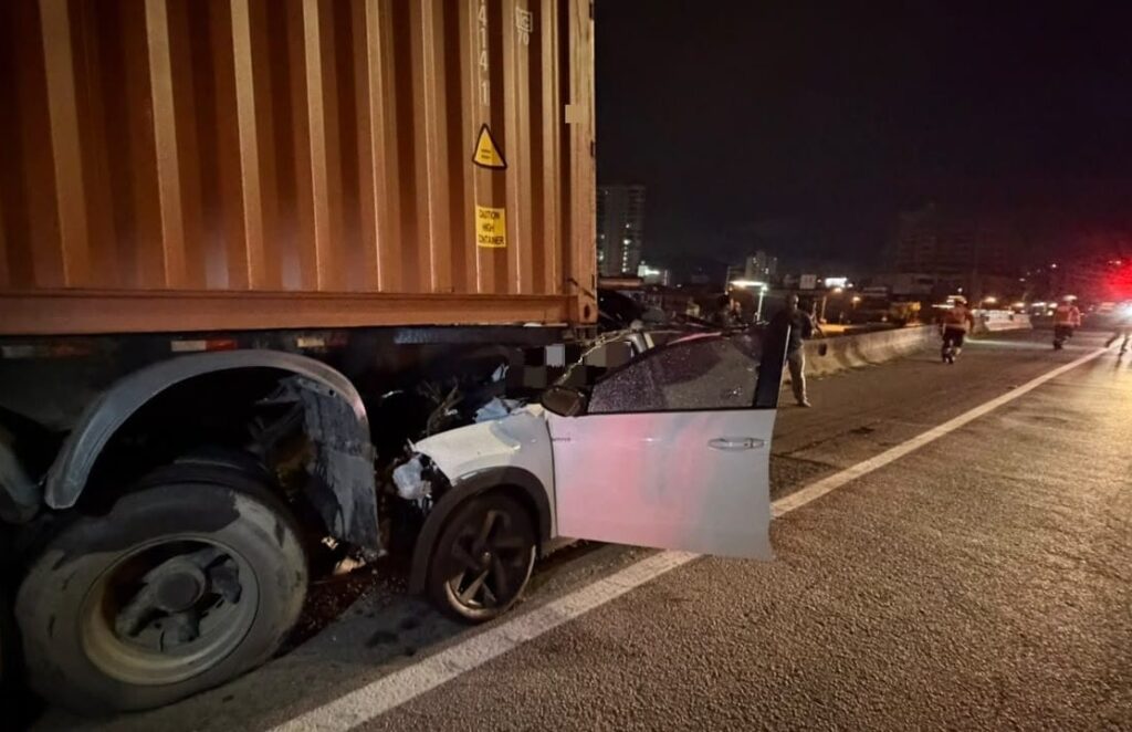 Condutor de veículo morre ao colidir na traseira de caminhão na BR-101 em Itapema. - Foto: Divulgação/CBMSC