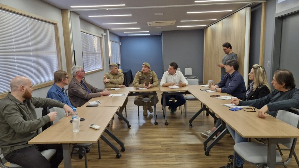 Comerciantes e autoridades se reúnem para discutir segurança pública no Centro de Itajaí. - Foto: Divulgação