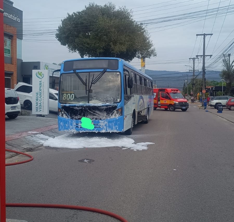 Incêndio em ônibus deixa duas pessoas feridas em Garopaba. - Foto: Divulgação