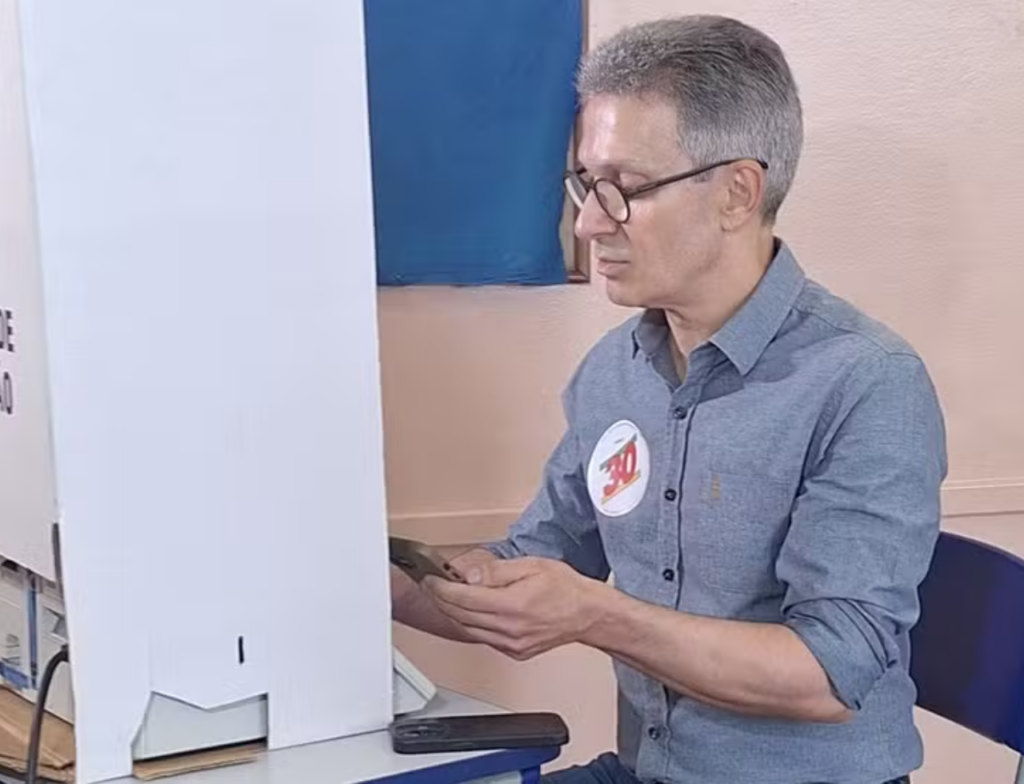 Zema usa celular na cabine e Justiça Eleitoral vai apurar caso - Foto: Reprodução/Caio Ranieri/TV Integração
