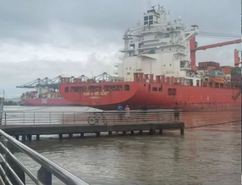 Navio Se Solta Do Cais Do Porto De Itajai E Fica A Deriva01