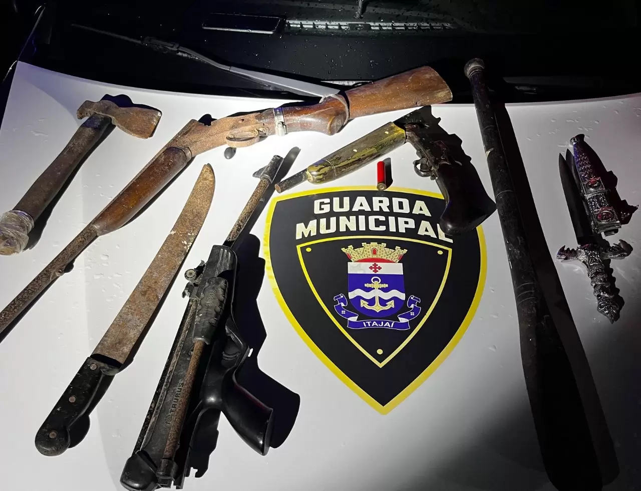 Na Abordagem A Guarda Municipal Encontrou Uma Serie De Armas Em Posse Do Suspeito Que Vai Responder Tambem Por Posse Ilegal