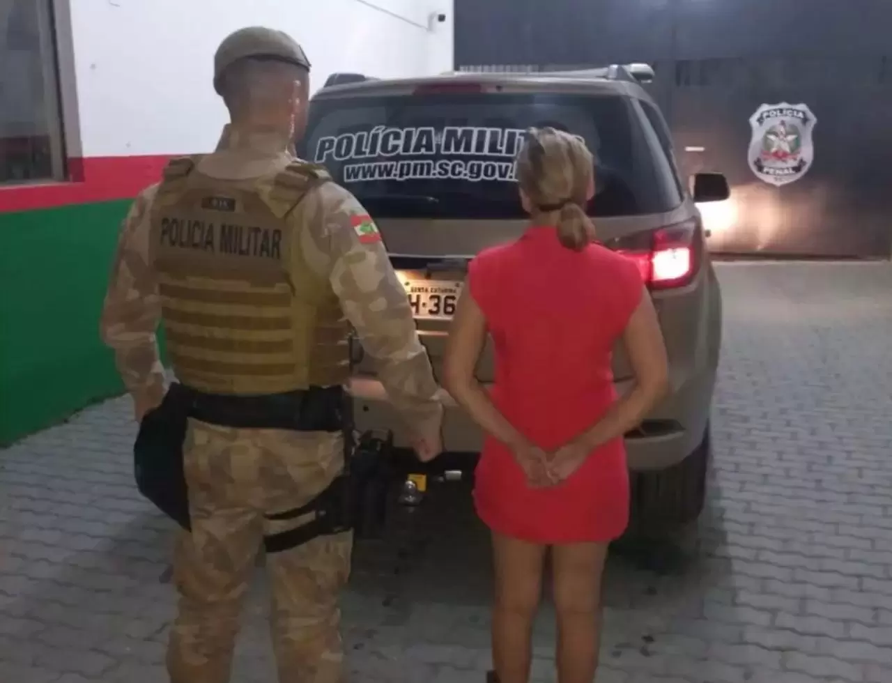 Suspeita Tentou Fugir Mas Foi Contida Pela Policia Militar Dentro Da Residencia