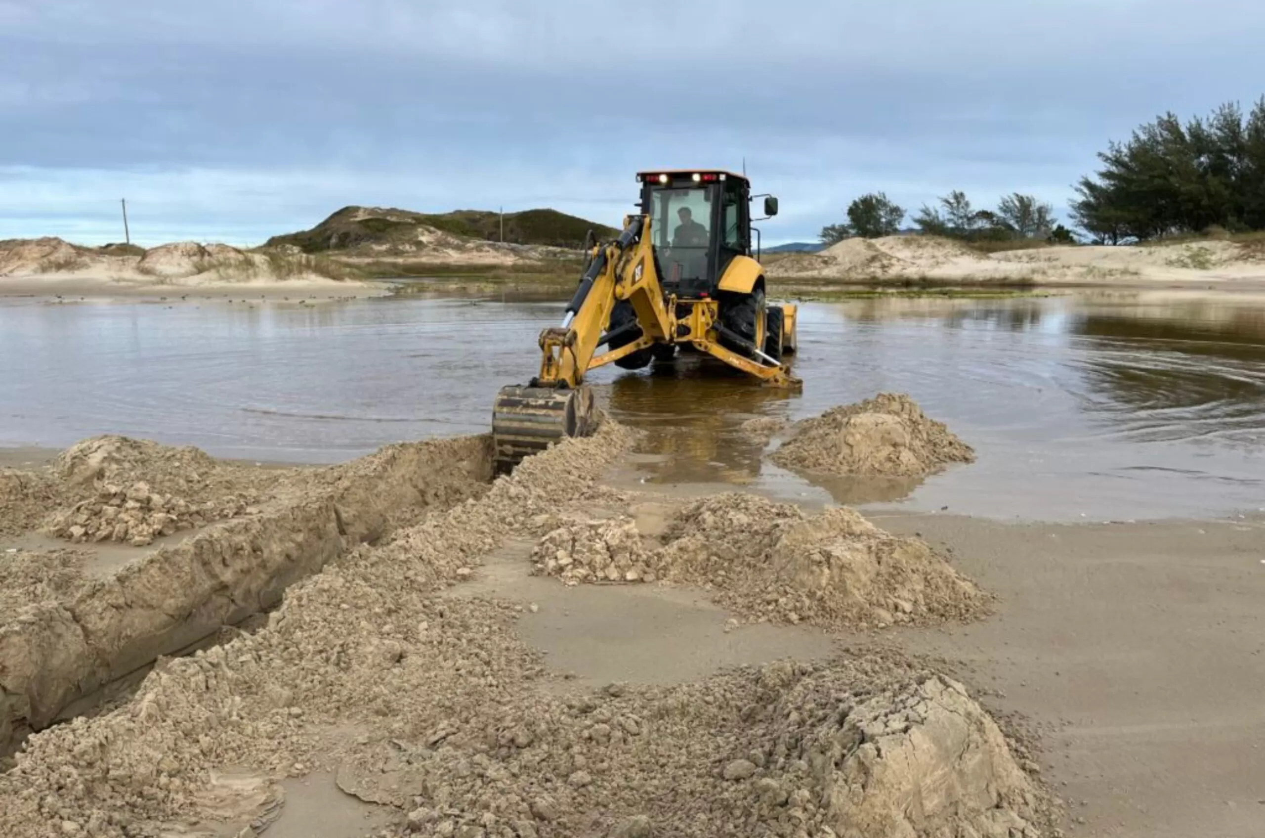 Prefeitura Faz Intervencao Na Praia Do Gi Para Conter Avanco Do Rio Scaled