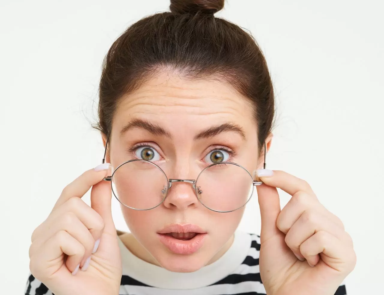 Retrato De Mulher Inclinada Para Camera Como Se Lesse Texto Com Rosto Surpreso Tira Os Oculos